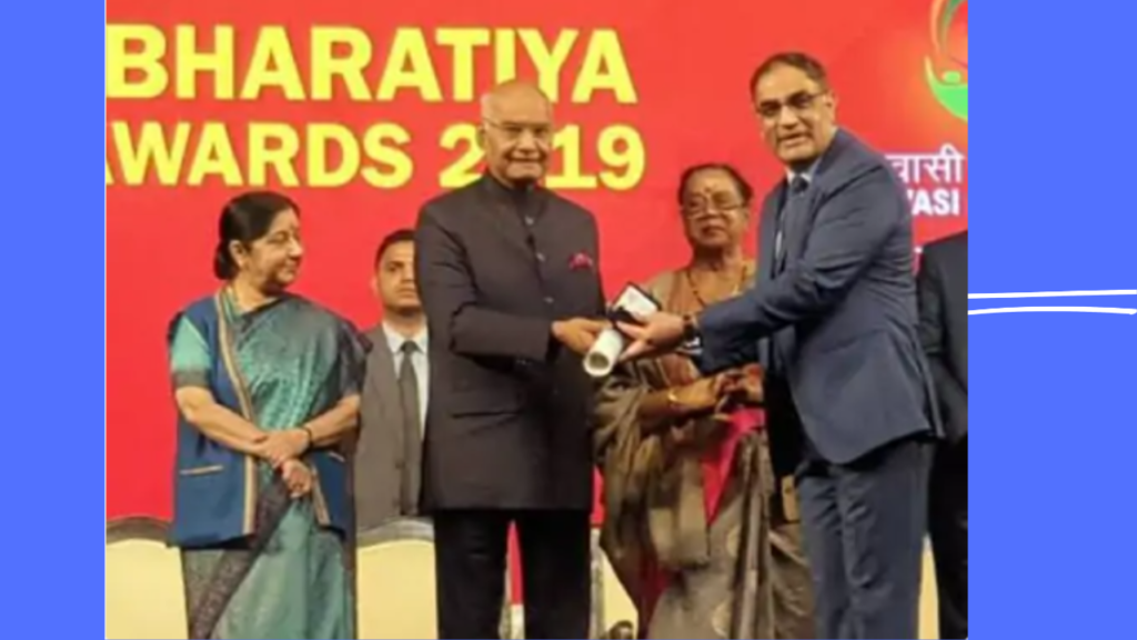 President Ramnath Kovind honoring Commander Purnendu Tiwari at the Pravasi Bharatiya Samman in 2019, the then External Affairs Minister Sushma Swaraj is nearby. Tiwari was given this honor when he was training the Indian Navy in Qatar.