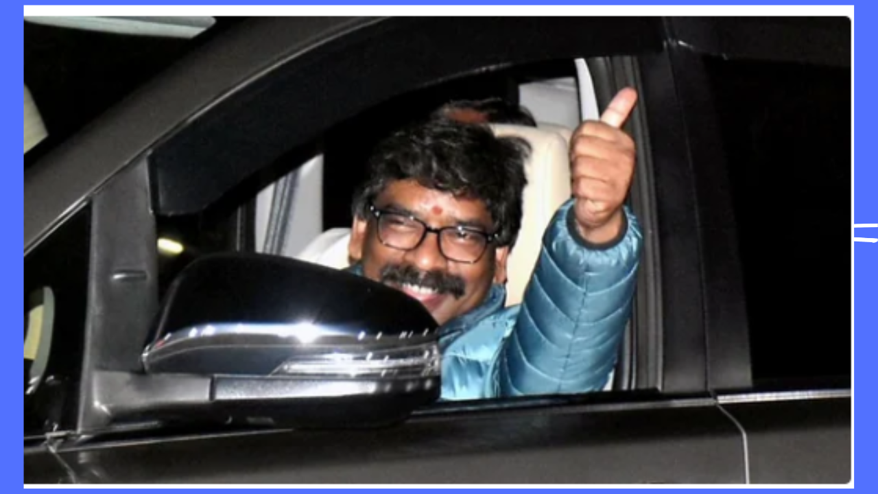 Hemant Soren shows a thumbs up as he reaches Raj Bhavan to submit his resignation to State Governor CP Radhakrishnan, in Ranchi on Wednesday.(PTI)